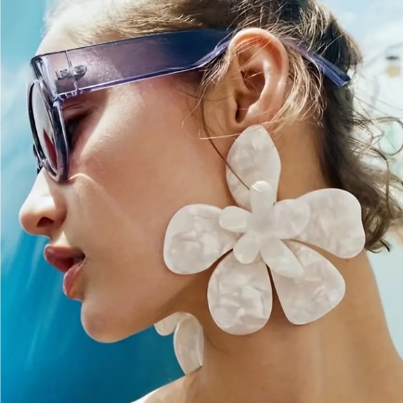 Fashion Jewelry Jewelry - White Exaggerated Flower Earrings